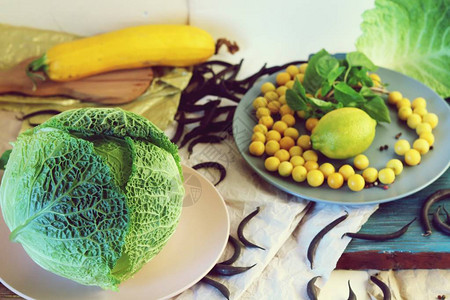 木制餐桌上新鲜蔬菜水果和香料图片