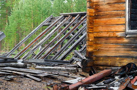 一栋烧毁的木屋的一角图片
