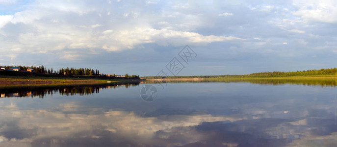 北河的天空和堤岸在雅库提亚Yakutia图片