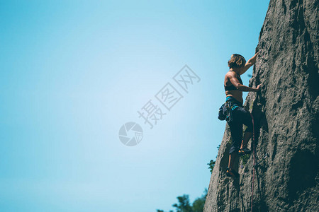 攀爬者克服了挑战攀登路线图片