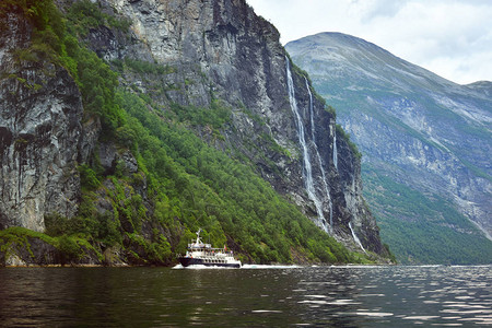 Geirangerfjord风景美和渡轮航行图片