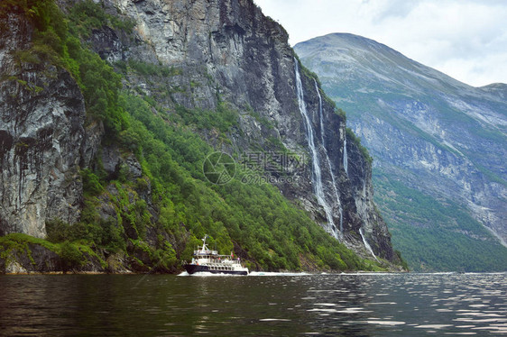 Geirangerfjord风景美和渡轮航行图片