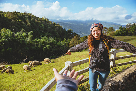 亚洲夫妇在节假日旅行自然在泰国的DoiPhaTang牧羊场山上图片