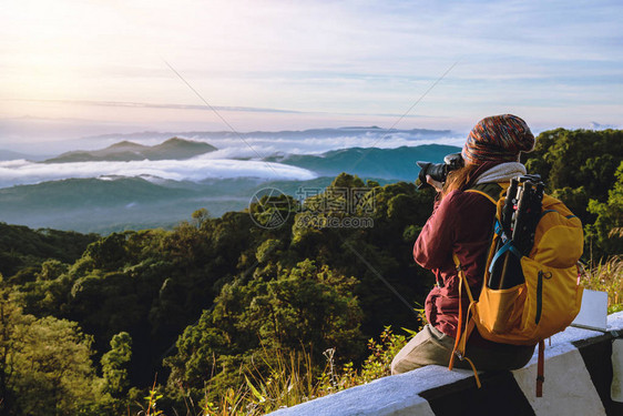 这位年轻女子前往山上拍摄海雾旅行放松自然触摸乡村在泰国清迈图片