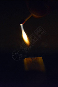 在火柴盒上的黑暗中点燃火柴夜间照明火柴的特写镜头火图片