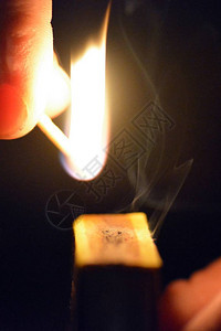 在火柴盒上的黑暗中点燃火柴夜间照明火柴的特写镜头火图片
