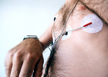 该动态心电图连接到贴在胸部的传感器图片