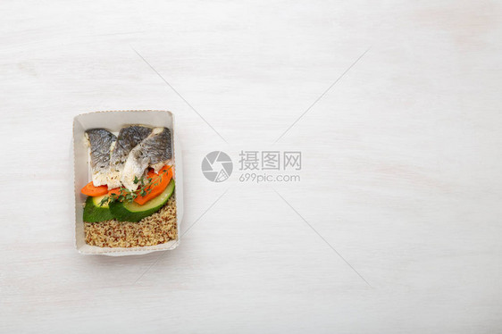 鱼和小麦粥的顶端食谱切片图片