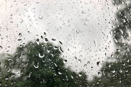 雨天阴晴雨伞上的雨滴玻璃上的雨滴图片