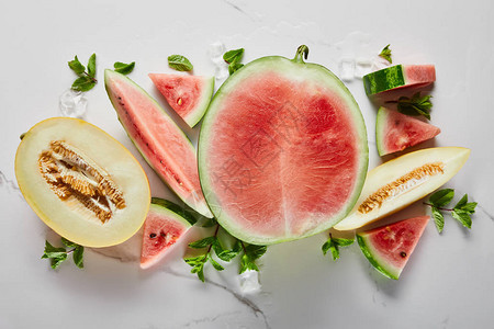 外观美味的异国红西瓜和甜瓜在大理石表面图片