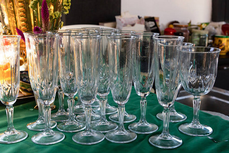 许多杯子准备参加假日葡萄酒杯盛宴图片