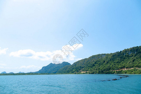 夏天的夏日和美丽的海平面在图片