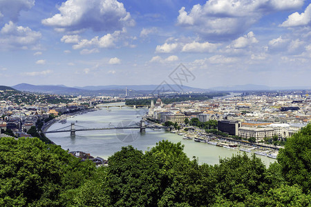 布达佩斯在多瑙河上的全景二战中被毁的桥梁触及城市布达和佩斯的两个部分这些桥梁以其威严和优背景图片