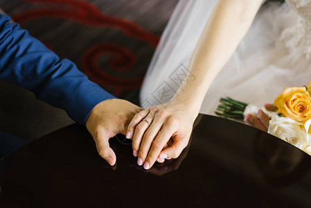新娘和新郎手牵特写新娘手指图片