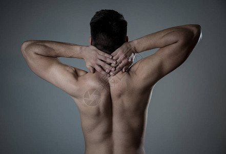 年轻的肌肉健壮的男人在锻炼后触摸和抓住颈部和上背部遭受颈椎疼痛在中背景上隔离在运动损伤中不正确的姿势问背景图片