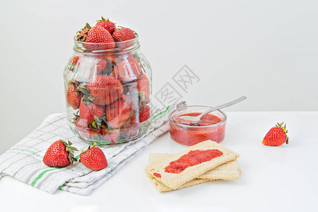 盛满成熟草莓的大杯罐子图片
