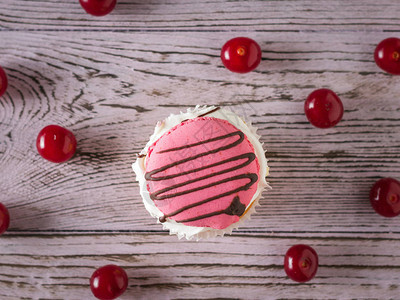 餐桌上一块熟樱桃的蛋糕平铺甜点图片