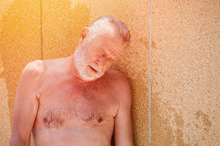 过热的夏季炎热季节耗尽了老年人中暑发作图片