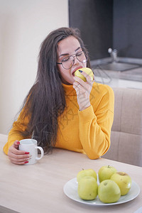 穿着橙色毛衣的漂亮又瘦可爱的黑发女孩图片