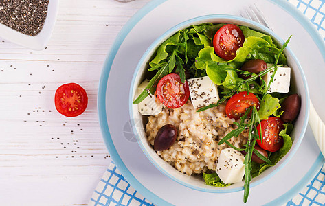 Vegan沙拉燕麦早餐碗西红柿奶酪生菜和橄榄健康食品图片