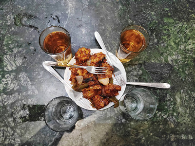 红辣腐乳印度的热饮和鸡肉65辣鸡配酒非素食开胃菜或快餐一种流行的油炸菜背景