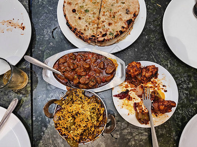 印度的热饮和鸡肉65辣鸡配酒非素食开胃菜或快餐一种流行的油炸菜图片