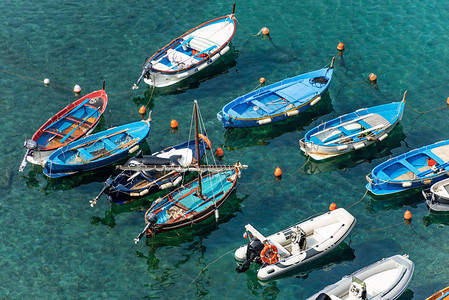 Vernazza村有小船的港口图片