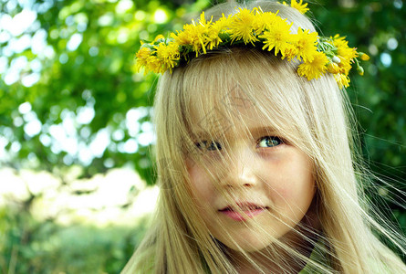 花圈里的小姑娘孩子在花朵里蓝图片