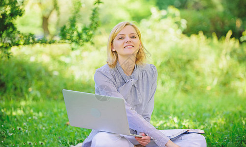 成为功的自由职业者带笔记本电脑的女人坐在地毯草地上在线自由职业概念愉快的职业指导开始自由职业商务女士自由职业图片