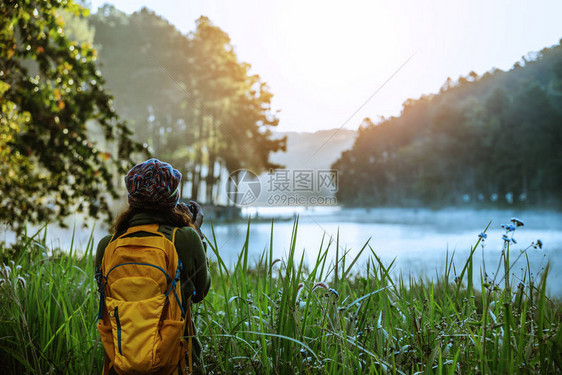 亚洲女旅行者站在泰国拍摄美图片