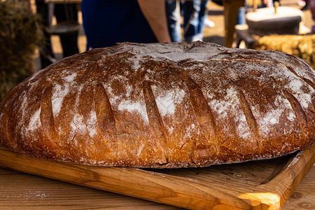 新鲜烤面包美味小麦面包图片