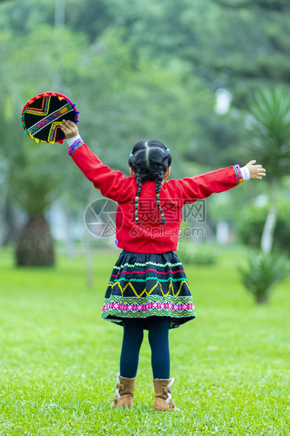 秘鲁Cusco典型服装Nusta的漂亮女孩打扮图片