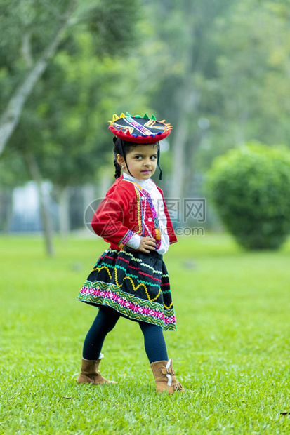 秘鲁Cusco典型服装Nusta的漂亮女孩打扮图片
