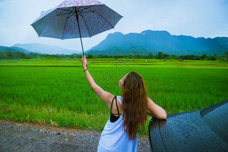 女人们撑着伞在雨中快乐地站着图片