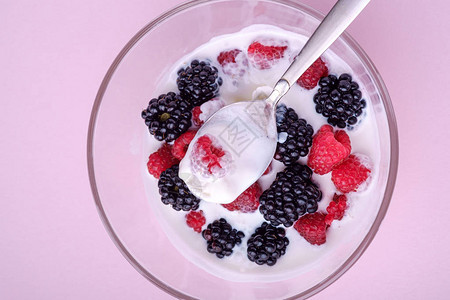 冰淇淋红莓黑莓和勺子用粉红色图片
