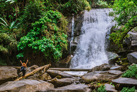 女亚洲旅行者前往自然山区瀑布等地旅行图片