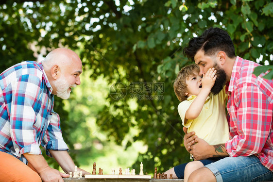 祖父和孙子下棋图片