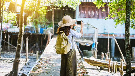 亚洲妇女旅行自然步行和观看农村渔夫村民的生活方式旅游夏天湖泰国背包自然旅游假图片