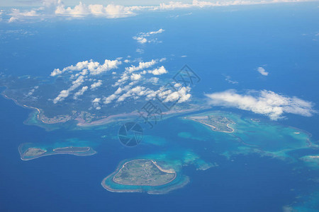 飞行机上云日本岛屿和蓝色大海的空中自然景观旅行和运图片