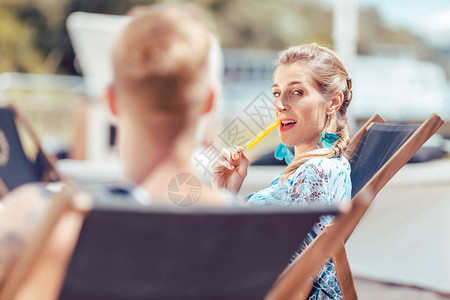 女人在海滩边吃冰棒边看图片