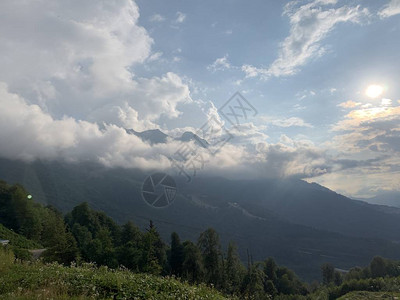 烟雾缭绕的山景日落前有山和光线图片