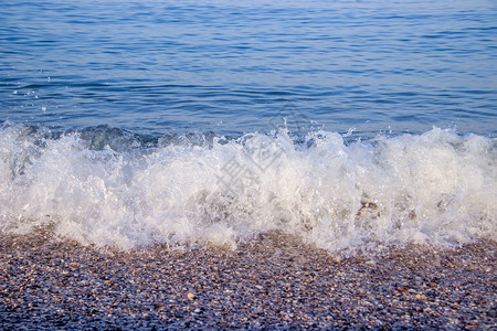 海浪和清晨光照图片