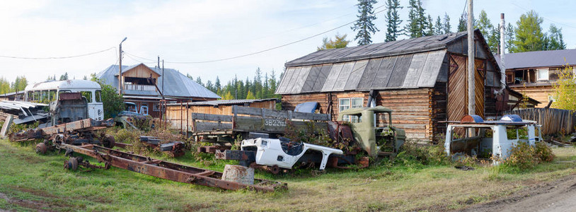 许多废弃的铁制汽车建筑位于北雅库提亚村图片