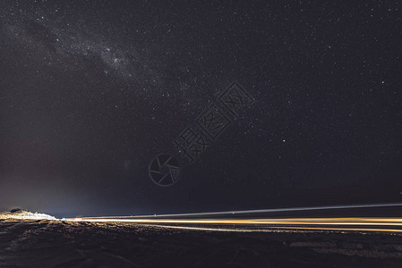 银河在布鲁姆繁星点的夜空中发光背景图片