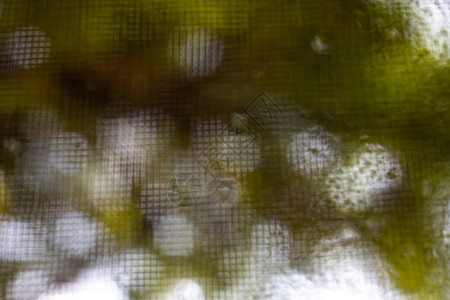 散景雨滴散景绿色花园背景中镜子上的水滴模糊蚊帐丝网模糊特写和微距拍摄选择聚焦关于早图片