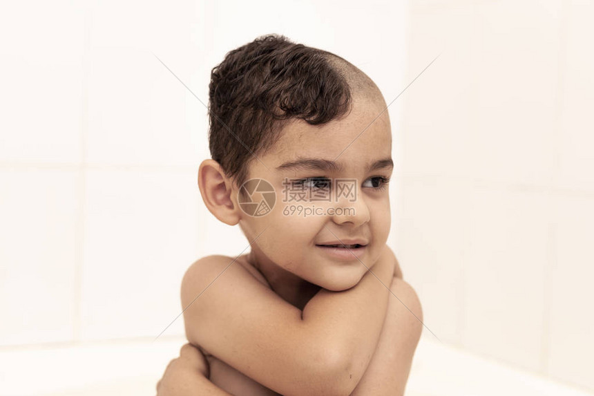浴室里一个中东小男孩的画像6岁的漂亮孩子在家剪了一半的头发父亲在浴室把儿子的图片