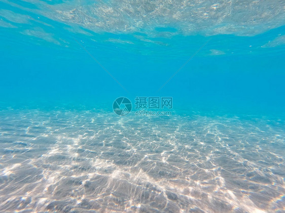 海水和海洋水的精美纹理深处有沙质海图片