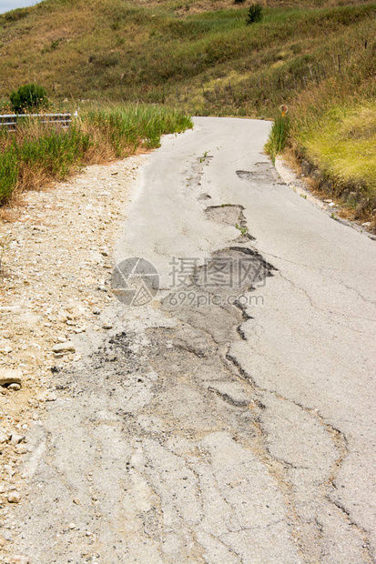 西里公路上的大坑洞图片