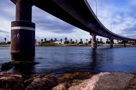 图里亚河三角洲的桥下图片