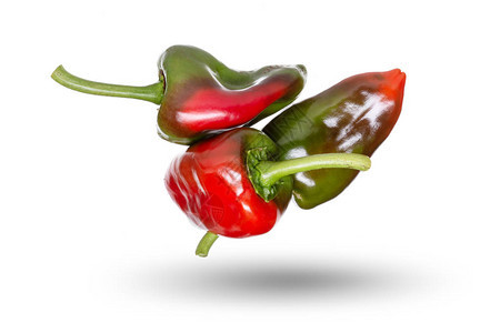 白色背景的新鲜红辣椒和绿胡椒组Capsicumannuu图片